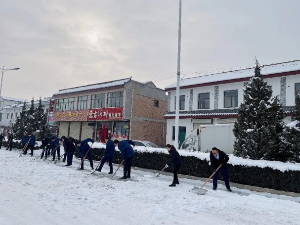 文明创建我先行——市产投集团深入创城包抓村社开展清扫积雪志愿服务活动(图1)